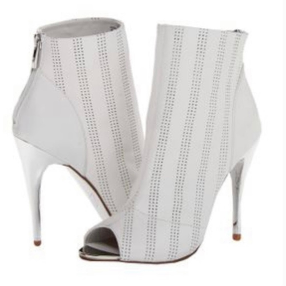 Chinese Laundry Kristin Laundry Leila Boot Size 8 White Good Condition